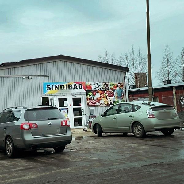 Den kritiserade livsmedelsbutiken Sindibad i Örebro med bilar parkerade utanför