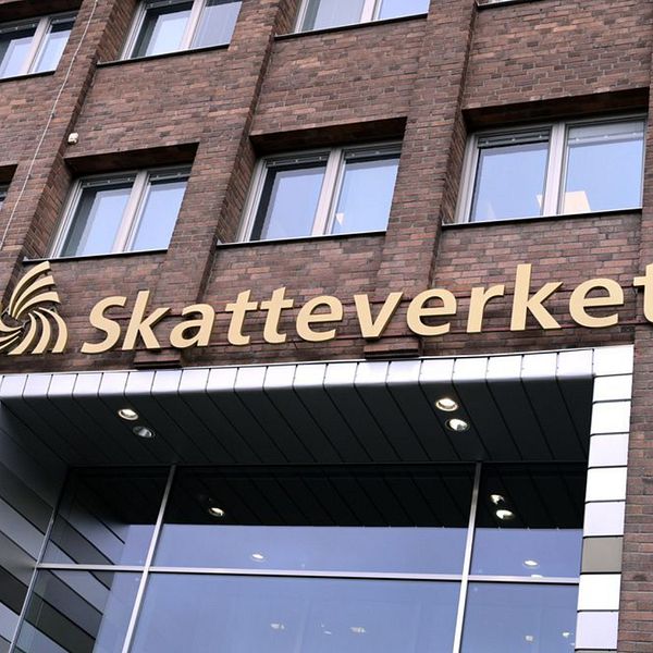 Till vänster en porträttbild på Pia Blank Thörnroos som är skattejurist på Skatteverket och till höger en bild på Skatteverkets huvudkontor i Solna och Skatteverkets logotyp i guldfärg