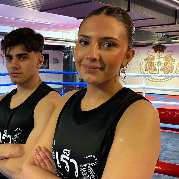 thaiboxare, juniorer som står med armarna i kors framför ringen.
