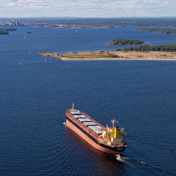 Muddringsfartyg på väg in mot Luleå hamn.