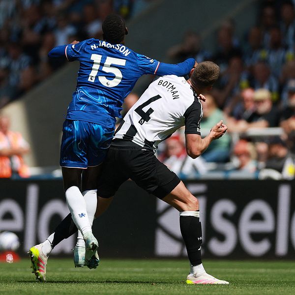 Delad bild. Vänster: Newcastle-spelare i svartvitt ställ. Höger: spelare i närkamp på planen.