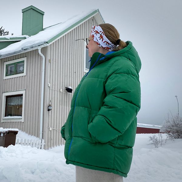 Therese Paxborn utanför sin mammas dödsbo i byn utanför Kalix.