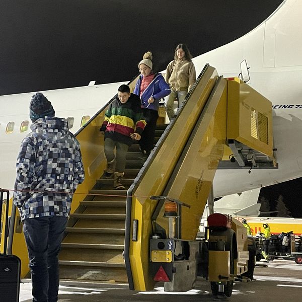 Luleå airport och franska turister på väg ut ur ett flygplan