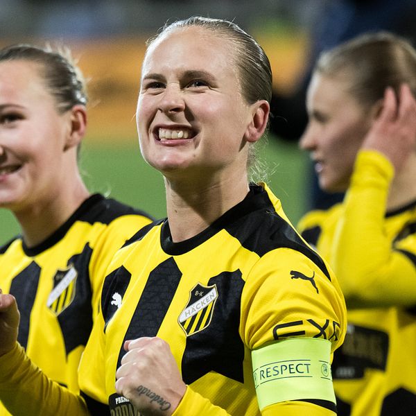 SVT Sports expert Hanna Marklund och Häckenspelare.