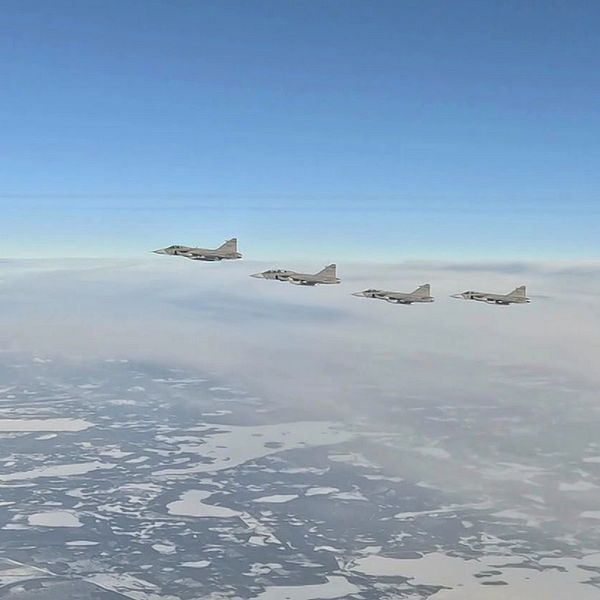 Fem bombplan flyger formerat över Norrbotten.