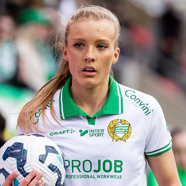 Delad bild. Vänster: spelare i gulsvart fotbollströja. Höger: spelare i vitgrön fotbollströja.