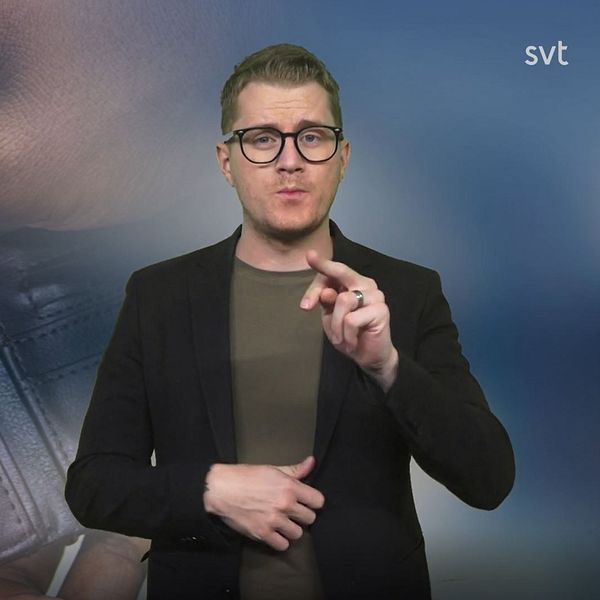 Magnus tecknar ”kronor” vid en bild på plånbok med pengar