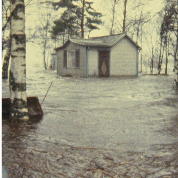 Finjasjön i december 1980. En mor och son tittar ut över vattnet utanför deras dörr.