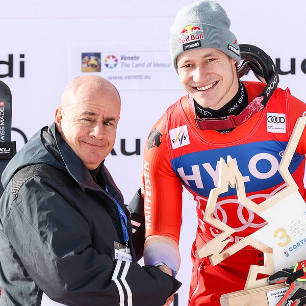 Schweiziska skidförbundets Diego Züger förklarar varför de ännu inte blivit utsedda till arrangör för Johan Eliaschs (i mitten) presgieprojekt Fis Games.