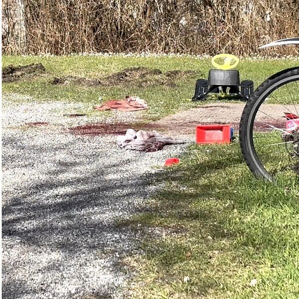 Delad bild. Till vänster: person i mörk tröja. Till höger: cykel och leksaker på grusväg.