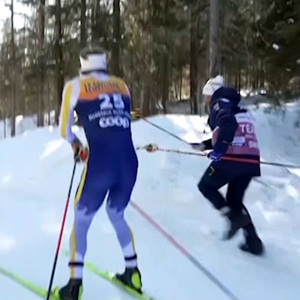 Bildens vänstra del visar en skidåkare vid startlinjen för FIS världscup i längdskidåkning, med nummer 25 på tröjan, omgiven av sponsormaterial. Den högra delen av bilden visar samma skidåkare under ett lopp i en snötäckta skog, samtidigt som en funktionär hjälper till med skidan.
