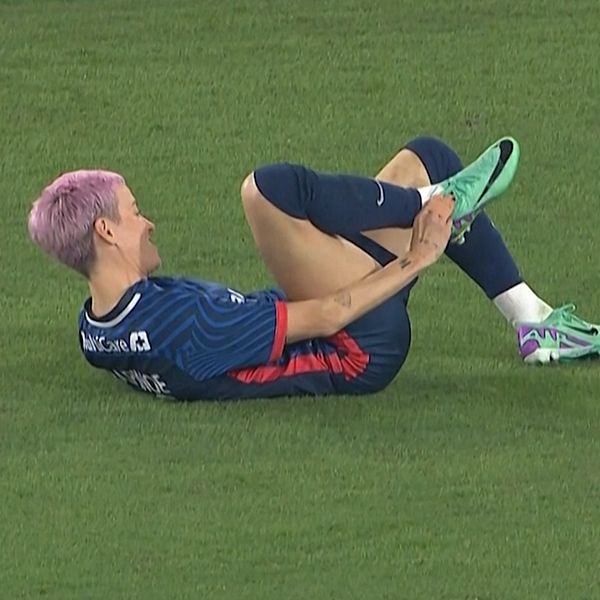 Här tvingas amerikanska fotbollsprofilen Megan Rapinoe lämna planen i tårar