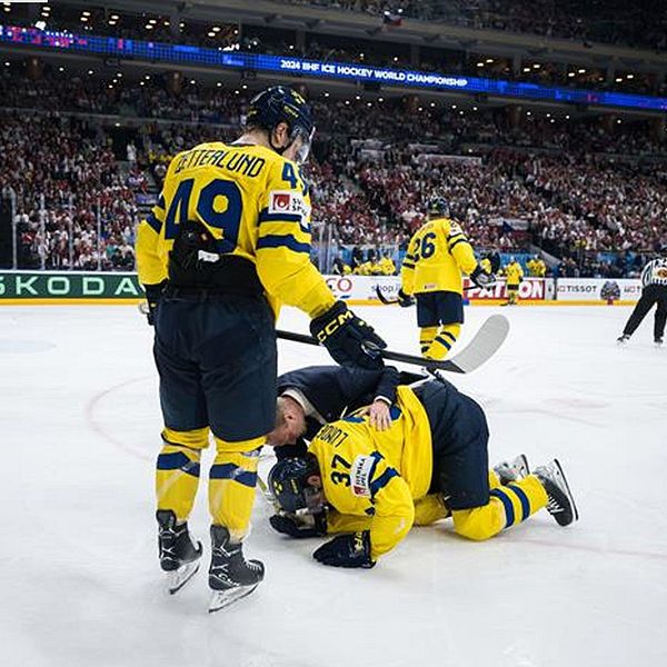 Tre Kronors målvakt FIlip Gustavsson i intervju med SVT. Isac Lundeström ligger ner på isen efter en smäll.