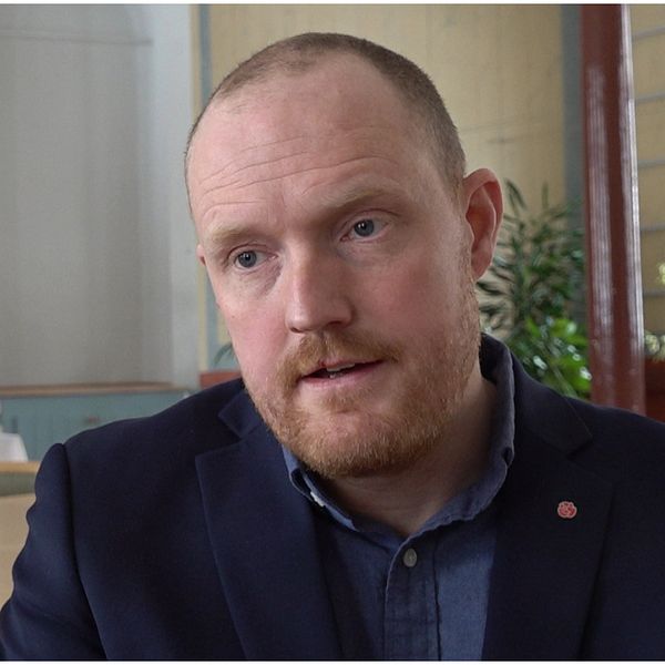 Tvådelad bild. Vänster: Northvolt-skylt. Höger: Östersunds kommunalråd, Niklas Daoson i kostym med blomma i bakgrunden.