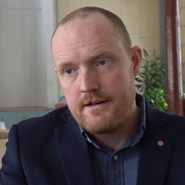 Tvådelad bild. Vänster: Northvolt-skylt. Höger: Östersunds kommunalråd, Niklas Daoson i kostym med blomma i bakgrunden.