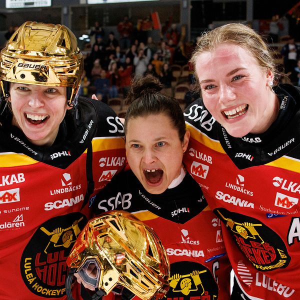 Maria Rooth och Luleåspelare som firar SM-guld.