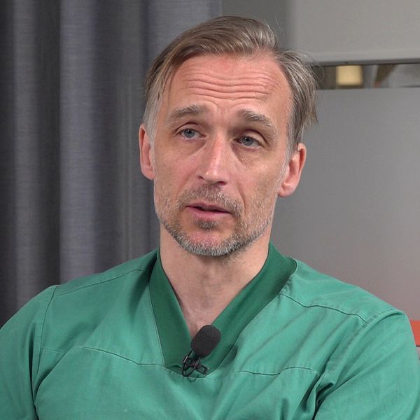Till vänster är en bild på en arm där det tas ett blodprov. Till höger en bild på en överläkare på Östersunds sjukhus klädd i gröna kläder.