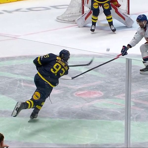 Delad bild. Vänster: hockeyspelare i svensk dräkt. Höger: spelare skjuter puck mot mål.