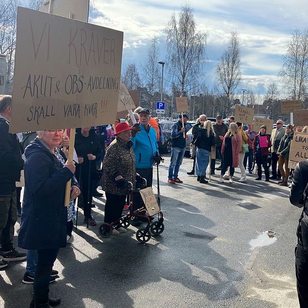 Aktionsgruppen från Jokkmokk demonstrerar för vården utanför regionhuset i Luleå.