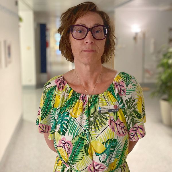 En tjej sitter med armarna runt benen och ser uppgiven ut och till höger psykologen Angelica Jyttner på Sundsvalls sjukhus som pratar om ungas ohälsa