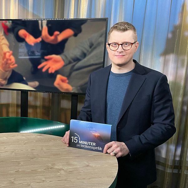 Tommy Lyxell och Magnus Bergevin står i en studio.