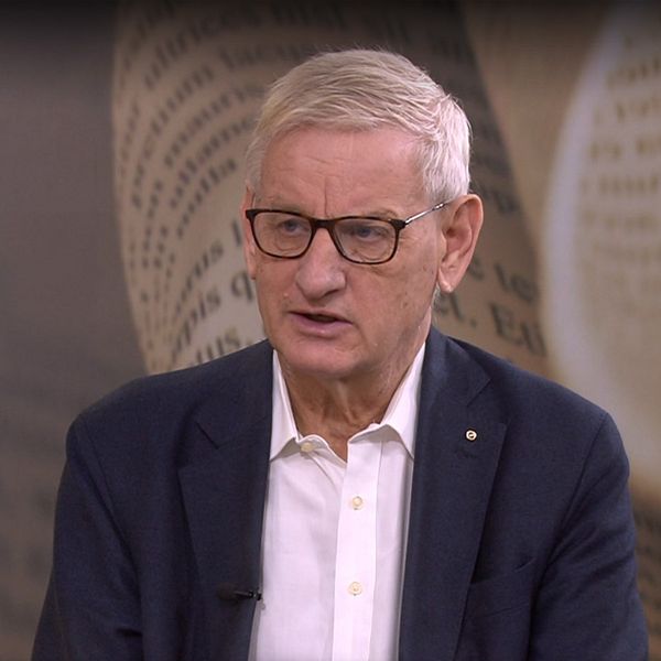 Carl Bildt intervjuas om konflikten mellan USA och Venezuela i en tv-studio.