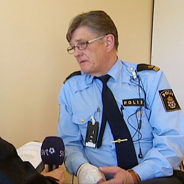 SVT:s reporter Patric Sellén intervjuar förundersökningsledaren i Härnösand.