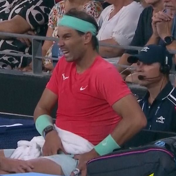 Rafael Nadal drar sig ur Australian Open efter skada.