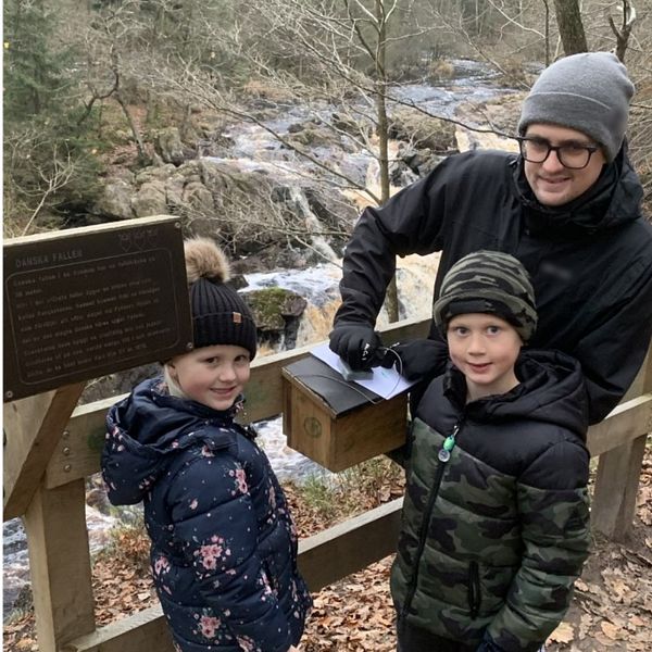 Alva, Ludwig och Oscar Evaldsson tog sig till Danska fall utanför Halmstad för en eftermiddagsskogstur. De passade även på att ta en stämpel.