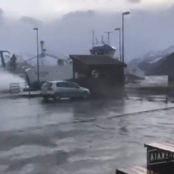 Vatten som stormar in i en hamn