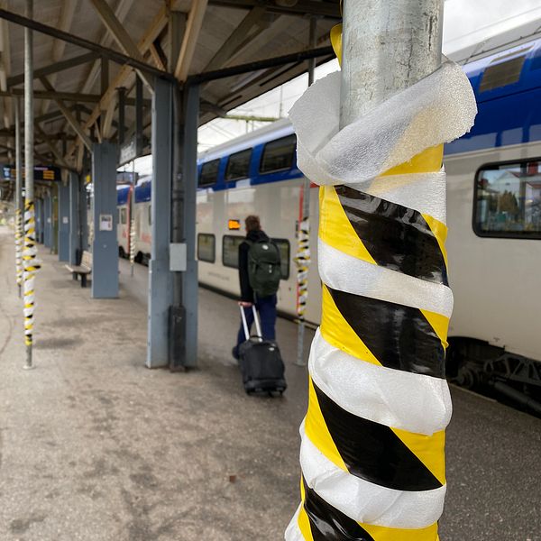 Stöttor som håller taket vid tågstationen i Nyköping uppe.