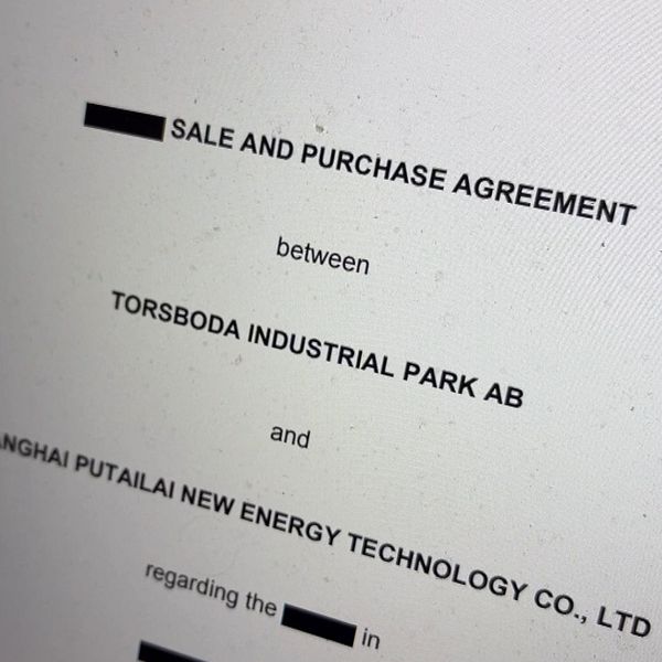 Till vänster: Stefan Dalin (S) kommunråd i Timrå kommun om offentliggörandet av avtalet med PTL, till höger: första sidan av avtalet mellan Torsboda Industrial Park AB och PTL