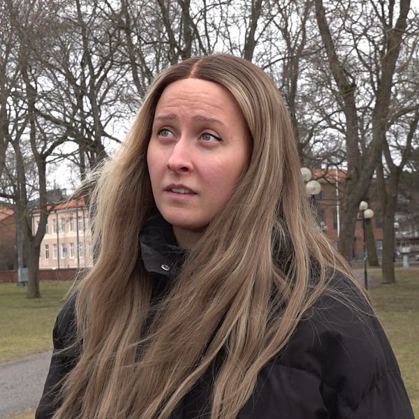 Tvådelad bild. Vänster: knoppande grenar. Höger: person i park med träd i bakgrunden.