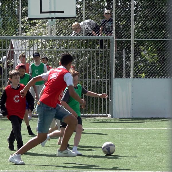 Montagebild med ett porträtt på en mörkhårig flicka i svart topp och till höger en bild på en fotbollsmatch med flera elever.