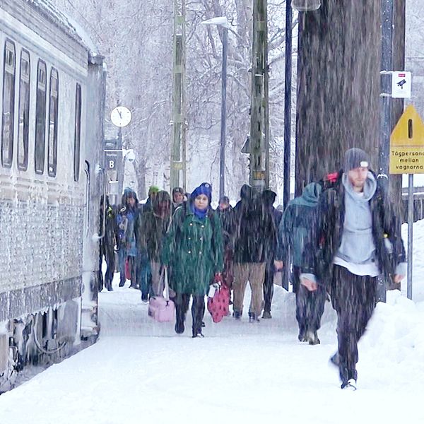 Passagerare går av tåget på tågstationen i Luleå