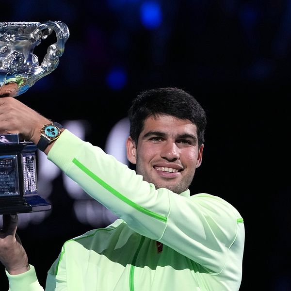 Carlos Alcaraz lyfter Australian Open-pokalen efter sin seger.
