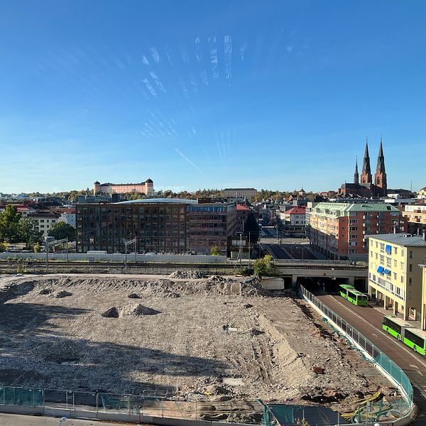 Gropen vid Sivia torg står kvar, trots löftemål om byggnationer