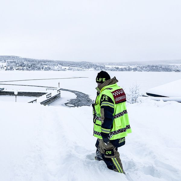 Räddningsledare vid Vallsundet, Storsjön, snöig sjö