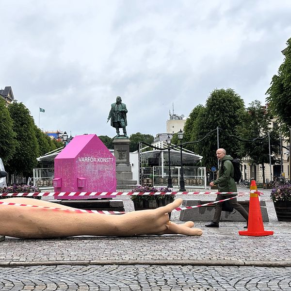 Skulptur på Stortorget med ett saknat finger efter vandalism under helgen