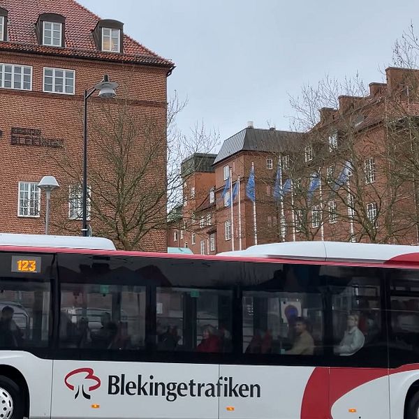 Blekingetrafiken-buss framför en byggnad i Blekinge
