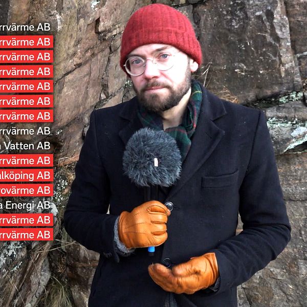 SVT:s reporter Per-Olof Stjärnered framför bergsvägg med grafik.