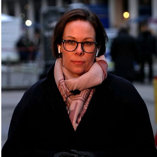 Delad bild som visar två personer i formella kläder; till vänster en person i marinblå kostym och ljusblå slips, till höger en person med rosa halsduk och mörk kappa.
