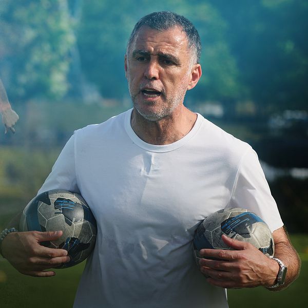 Hakan Şükür i Turkiets landslag med två fotbollar i händerna