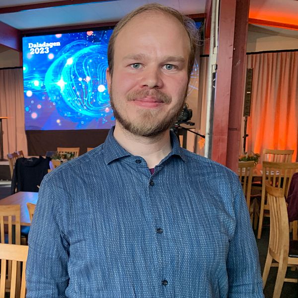 AI-experten Fredrik Löfgren står i en konferenslokal