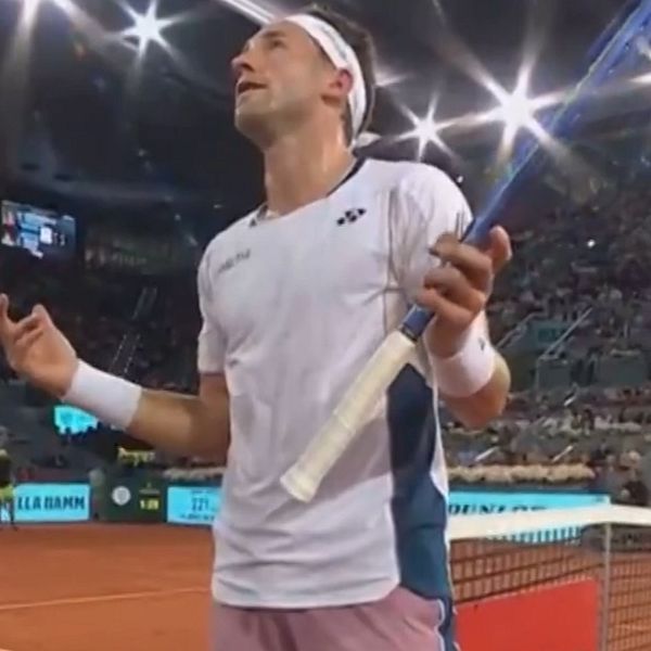 Delad bild. Till vänster: tennisspelare gestikulerar. Till höger: samma spelare på tennisbana.