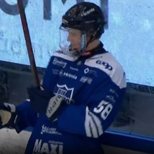 Delad bild: Till vänster syns två ishockeyspelare i ett pågående spelmoment där en målvakt i grönt skyddar målet. Till höger står en ishockeyspelare i blå tröja med nummer 58 vid sargen, utrustad med hjälm och klubba.