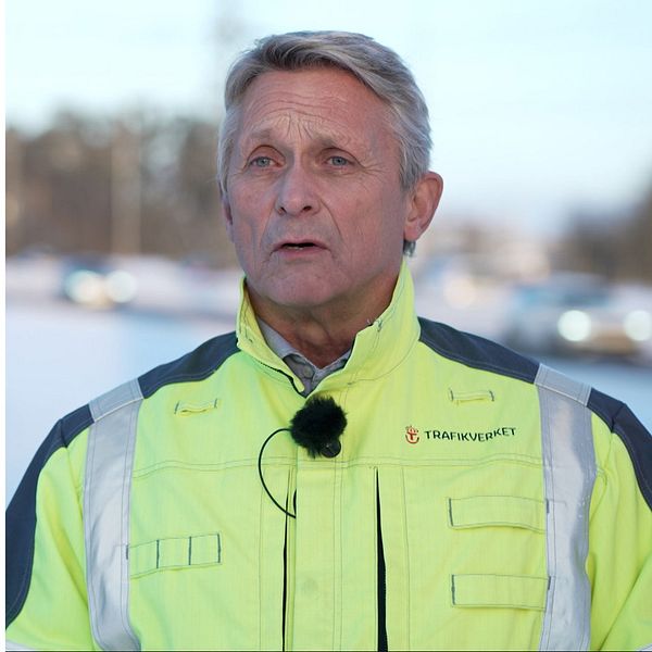 Bengt Olsson står framför en trafikerad väg.