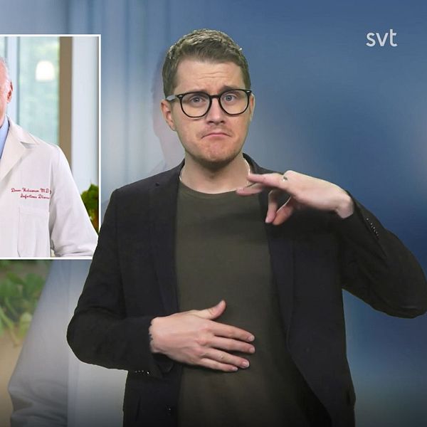 Programledare Magnus vid en bild av Nobelpristagarna i Medicin