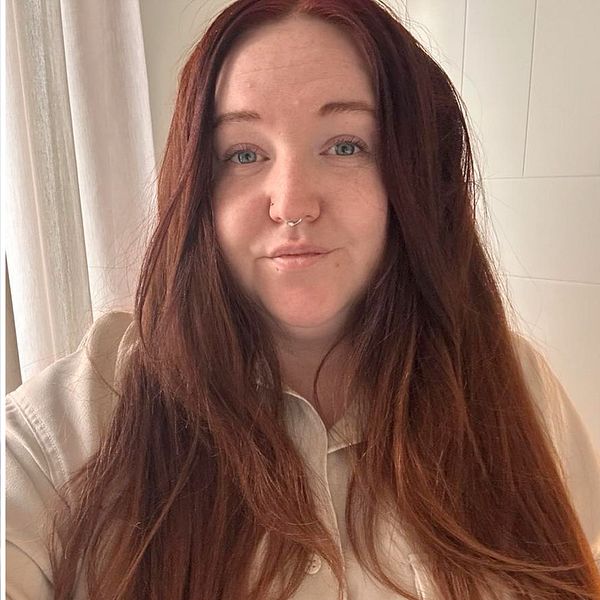 En skuggad bild på Nytorgsmannen och en kvinna med brunt hår
