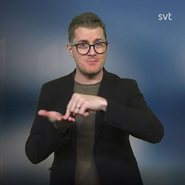 Magnus Bergevin tecknar ”Malmö” bredvid en bild med Dövas dag-logotypen